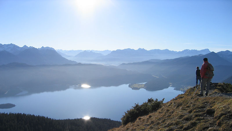  „Fernsehen am Jochberg“ – Blick über den Walchensee ins Karwendel