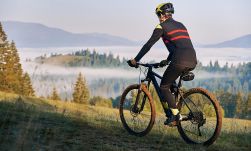 Mit dem Mountainbike durch traumhafte Landschaften - (Bild freepik)