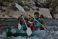 Vater und Sohn beim Paddeln mit dem Kanu auf der Ardèche