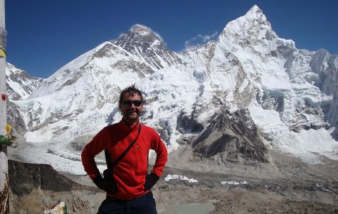 Tourentipp-Autor Manfred Wöll vor dem Nuptse-Westgipfel (rechts) und dem Mount Everest (Mitte hinten)