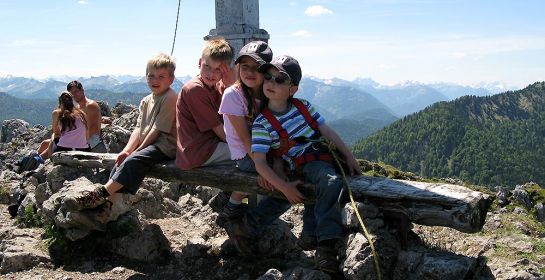 Kinder wandern gerne zusammen mit anderen Kindern