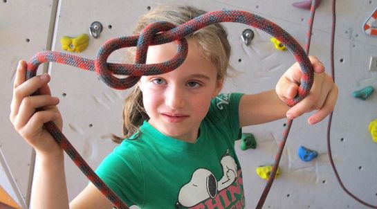 Kinderklettern in der Kletterhalle