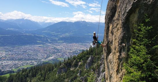 Abseilen an der Rumer Nadel über Innsburuck - Bild: Klaus Kranebitter