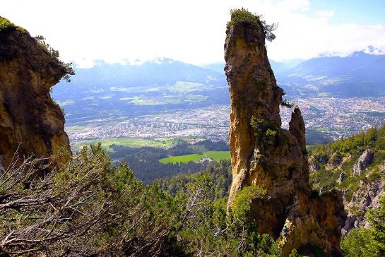 Die rumer Nadel über Innsbruck - Bild: Därr