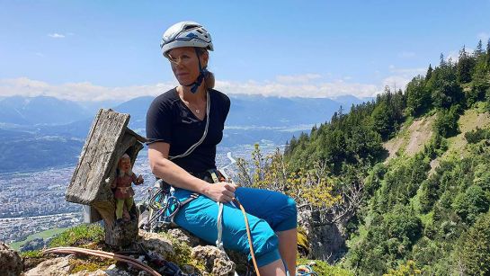 Der Gartenzwerg und die Autorin über den Dächern von Innsbruck - Bild: Kranebitter