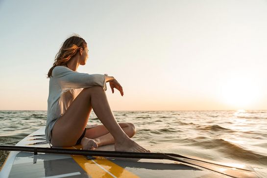 Auf einem SUP-Board kann man auch herrlich chillen - Bild:  Adobe Stock - 274034556 - Drobot Dean