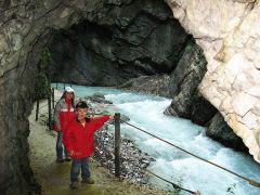 Wandern mit der Familie durch die Partnachklamm
