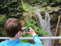 Wandern mit Kindern am Wasserfall