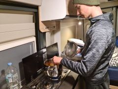 Nach der Skitour wird im Campingmobil gekocht