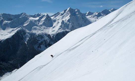 Mit einem Allmountain-Ski auf Skitour
