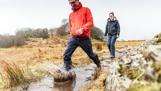 Gut imprägniert halten die Bergschuhe dicht