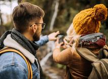 Bergsport und Freizeit mit Helfern wie Brille, Hörgerät und Co.