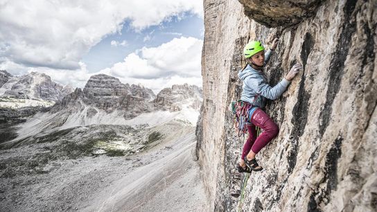 Salewa Hanf-Bekleidung - Hier Eline Le Menestrel - Bild: StorytellerLabs