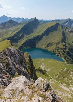 Blick von der Schochenspitze auf den Traualpsee. © Stephan Baur