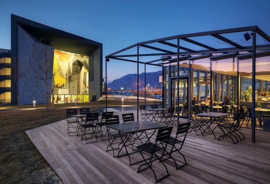 Das Salewa-Biwak in Bozen liegt direkt an der Kletterhalle